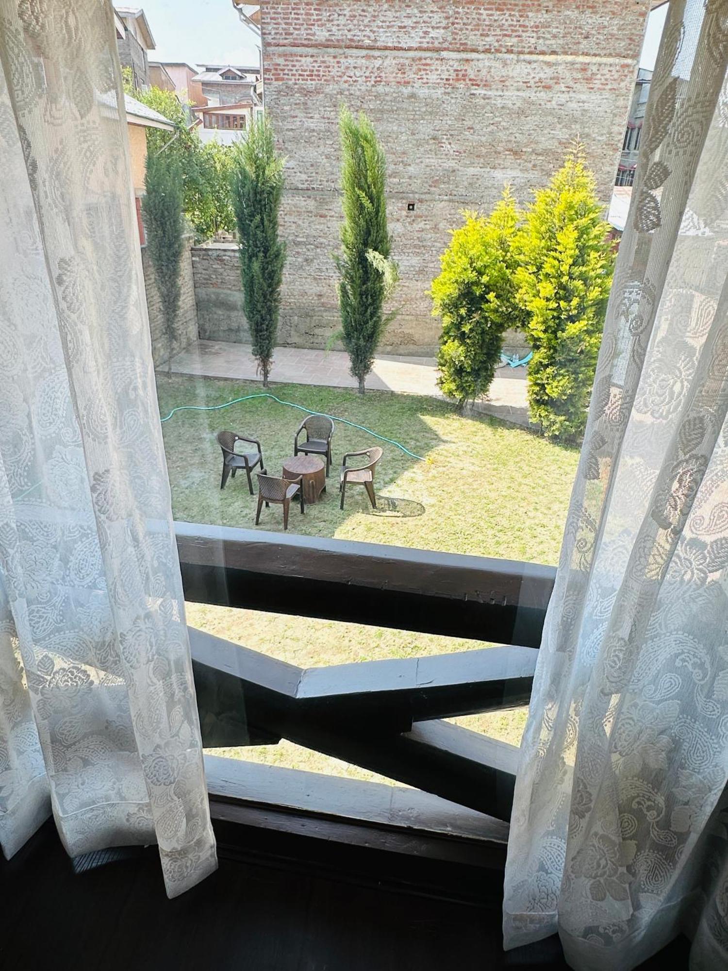 מלון Srīnagar The Chinar Retreat Hut מראה חיצוני תמונה